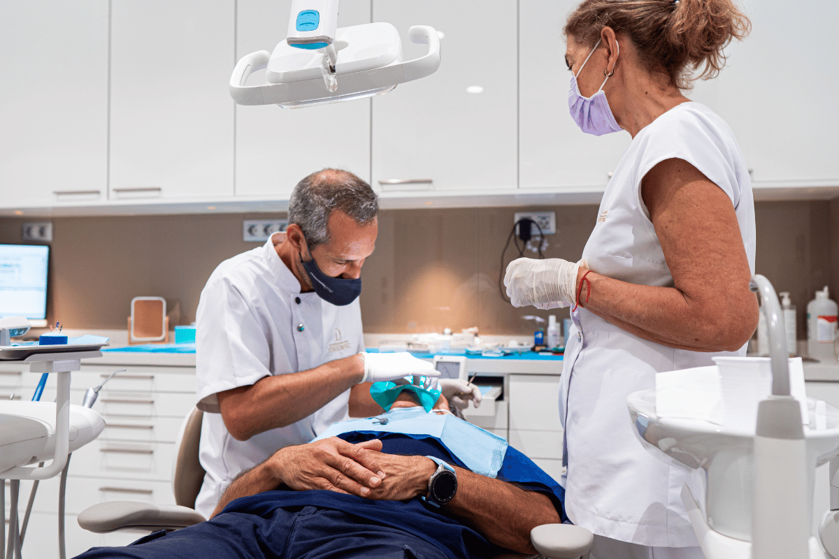 Imagen que refleja la tecnología dental avanzada y la atención personalizada en una clínica moderna en Tenerife.